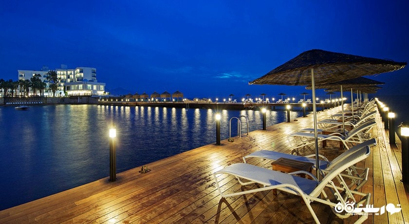 صندلی حمام آفتاب در کنار استخر